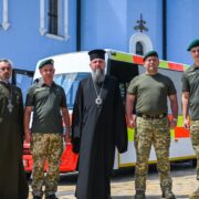 Ікона «Троєручиця»: Звичай молитись за зцілення рук