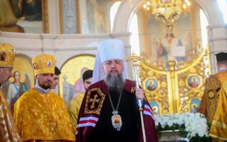Митрополит Епіфаній звершив Божественну літургію в столичному Петропавлівському храмі