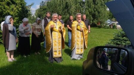 А 40-ве освячене у Свято-Миколаївській церкві Луцька авто на фронт – від майстрів із «Житлобуду-2»! (Фоторепортаж)