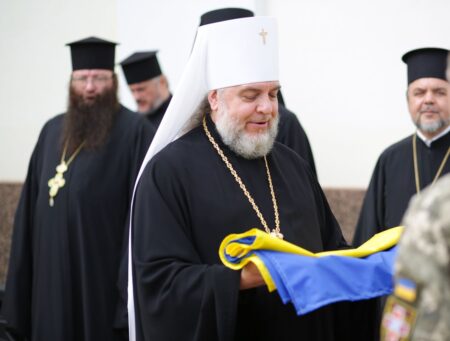 В День державного прапора України біля кафедрального собору Вінниці піднято освячений прапор України