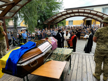 ХОДОСІВКА. Митрополит Олександр звершив відспівування захисника України Євгена Любинецького