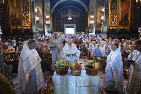 Звершена святкова літургія та освячення плодів у Володимирському соборі: подія зі святкування Преображення Господа