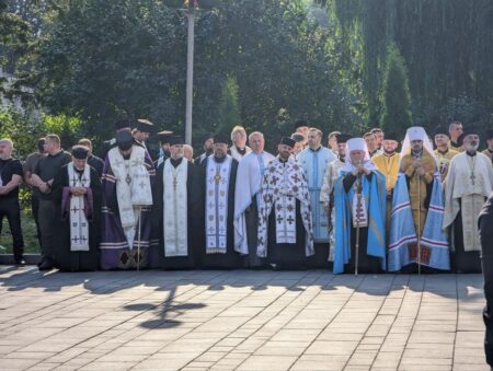 Митрополит ПЦУ Нестор освятив найбільший прапор України на Тернопільщині