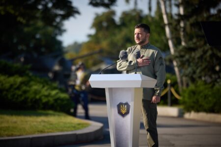 Український прапор є джерелом волі й незламності всіх воїнів, які борються за нашу землю – Президент на церемонії підняття Державного прапора
