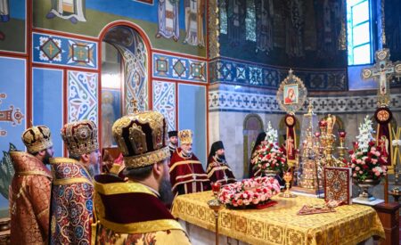 Всенічне бдіння напередодні свята винесення чесних древ животворчого Хреста Господнього