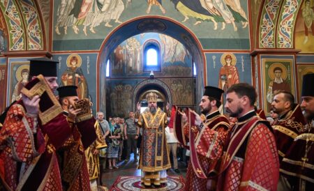 Божественна літургія в день свята Винесення чесних древ животворчого Хреста Господнього