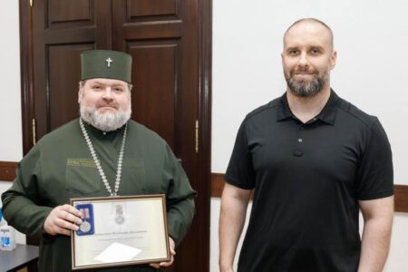 Архієпископ Митрофан отримав президентську відзнаку за оборону України