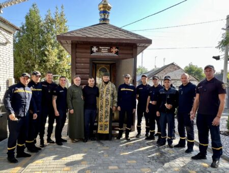Священники ПЦУ благословили рятувальників в День Миру у Нікополі