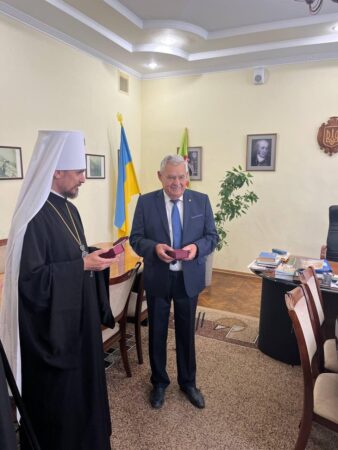 Урочиста подія: Митрополит Нестор нагородив орденом “Хрест Свободи” відомого науковця-ректора Афанасія Ломаковича