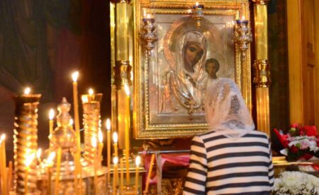 Молитва матерів і дітей: Надія та об’єднання в часи війни