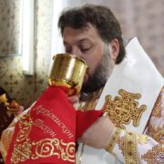 Тернопіль Кримінальний: Кумедний блазень розважав глядачів та духовенство ПЦУ сьогодні на Пантелеймона Куліша