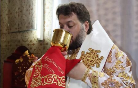 Тернопіль Кримінальний: Кумедний блазень розважав глядачів та духовенство ПЦУ сьогодні на Пантелеймона Куліша