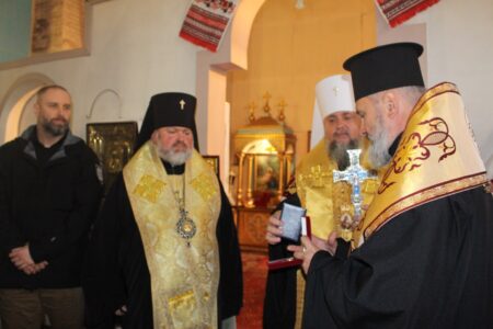 Архієпископ Митрофан отримав відзнаку за заслуги перед 4-ою танковою бригадою