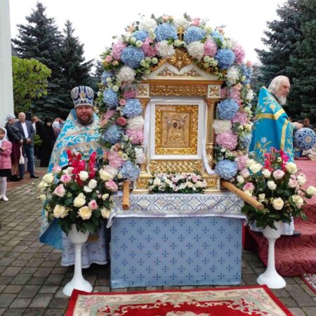 Зі святом Зимненської ікони Божої Матері: історія, прохання за мир і молитва