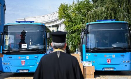 Митрополит Епіфаній освятив евакуаційні автобуси для воїнів України