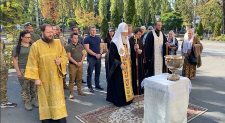 Звершено освячення 7 автомобілів для Збройних сил України: Святійший Патріарх Філарет нагородив захисників та волонтерів