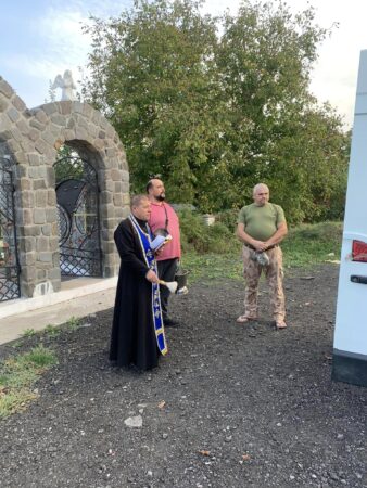 Православна спільнота Хмельниччини вирушила до військових зі святковими подарунками та молитовною підтримкою