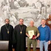 Православна спільнота Хмельниччини вирушила до військових зі святковими подарунками та молитовною підтримкою