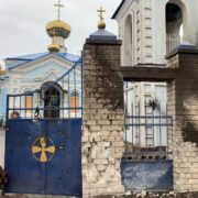 Піксельне забарвлення УПЦ (МП) в Україні: Митрополит в військовій формі з шевронами та жовто-блакитною емблемою стягу - модний піар московитів