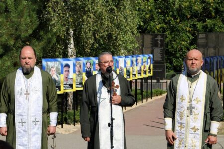В Обухівці відкрили меморіал загиблим українським захисникам