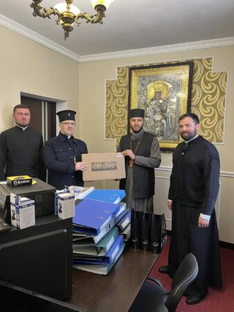 Подарунок для Дніпровської Духовної Семінарії від митрополита Сергія: Сучасна техніка та канцелярські товари