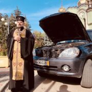 +1 авто для Захисників: Митрополит Іоан освятив автівку для військових.