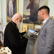 Патріарх Філарет нагородив громадського діяча медаллю "За жертовність і любов до України"