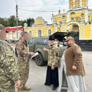 Митрополит УПЦ МП на передовій: від офіцерського мундиру ФСБ до українського пікселю