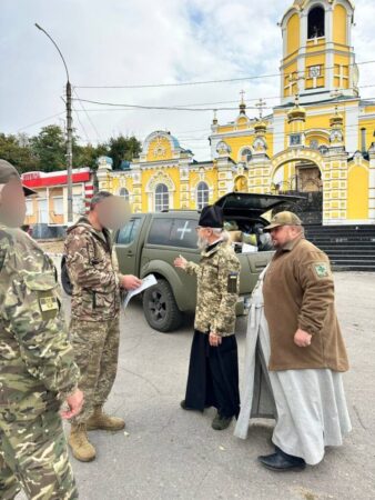 Митрополит УПЦ МП на передовій: від офіцерського мундиру ФСБ до українського пікселю