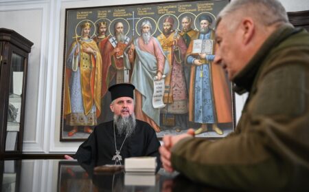 Митрополит Епіфаній зустрівся з керівництвом Гостомельської військової адміністрації