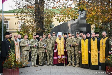 Предстоятель ПЦУ прибув до Чернівців та вшанував пам’ять захисників України
