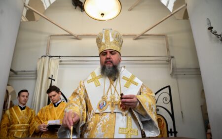 Важливий момент: освячення престолу у храмі Різдва Богородиці