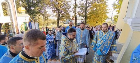 Митрополит Нестор освятив новий престол у Покровському храмі с. Котів