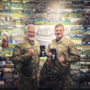 Дніпровські священники дарували Біблії пораненим захисникам України