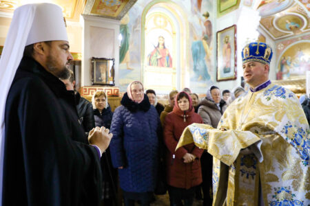 Святкова Літургія на Батьківщині: Митрополит Олександр у Свято-Воскресенській церкві міста Корець