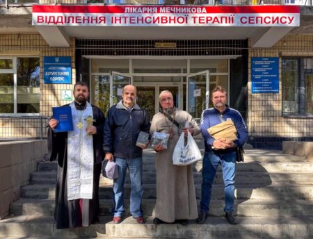 Дніпровські священники дарували Біблії пораненим захисникам України
