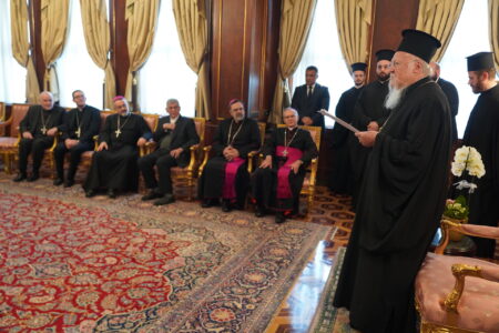 Група католицьких ієрархів і духовенства у Фанарі