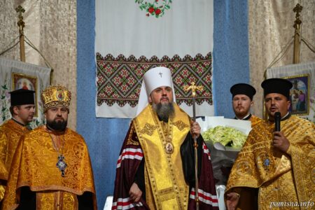 Освячення хрестів на Введенському храмі в с. Гнатівка: Митрополит Епіфаній молиться за Україну