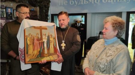 Віра на передовій: Лідія Бовчалюк передала ікону воїнам 100-ї бригади