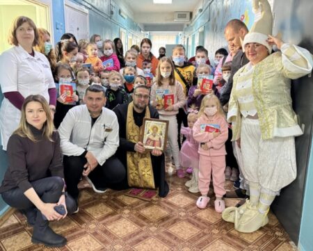 День Святого Миколая: Священник радує діток у лікарнях Дніпра