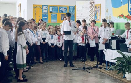 Відзначення Героїв: Хмельницька єпархія взяла участь у відкритті пам’ятної меморіальної доски для загиблих Воїнів-Захисників