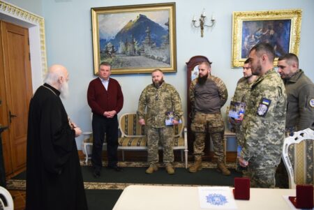 Патріарх Філарет нагородив українських воїнів за самовіддану службу