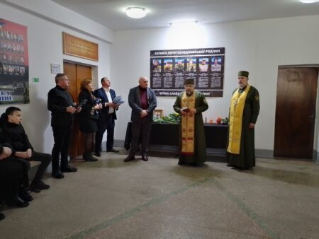 Волинська Єпархія УПЦ (ПЦУ) вшановує Героїв: Урочиста освята меморіальної дошки в коледжі
