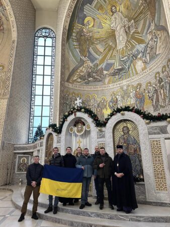 Волонтери UA24 дарують військовим нові автомобілі: Молитва підтримки та солідарності