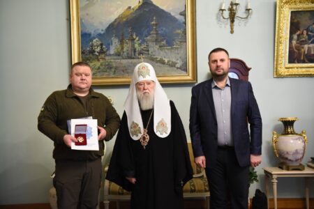 Вручення Ордену святого Миколая Чудотворця військовому керівнику Хмельниччини з нагоди його дня народження від Почесного Патріарха Філарета