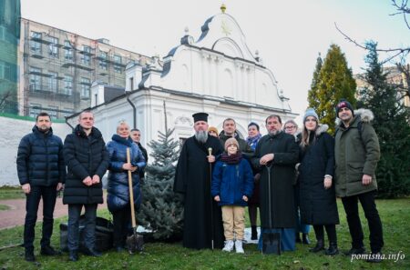 Блаженніший Митрополит Епіфаній Висаджує Ялинки на Території Святої Софії