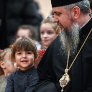 Митрополит Епіфаній на Дні Святого Миколая з діточкам