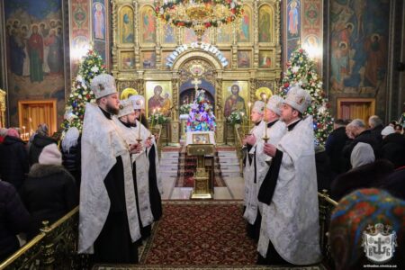 Світлове бдіння перед Різдвом: Митрополит Симеон звершив урочисту службу у Вінниці