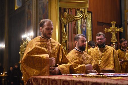 Благодатний Час: Митрополит Епіфаній провів службу у Свято-Михайлівському Соборі