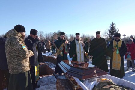 В останньому прощанні з героєм: Архієпископ Герман та похорони Павла Красюкова/ФОТОВІДЕОЗВІТ